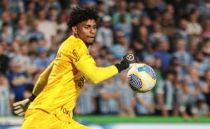 flamengo adota postura de "chance zero" e venda de hugo souza ao corinthians vai acontecer