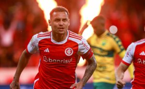 alan patrick causa revolta na torcida após ficar fora de lista do dorival júnior