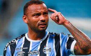 jp galvão, ex grêmio, tem estreia bizarra na inglaterra com gol de mão anulado