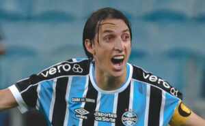 geromel admite que enchentes no rs causaram mudança da data de sua aposentadoria