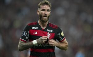 léo pereira é multado no flamengo por atraso, mas situação não gerou mal estar 