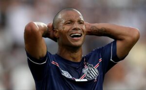 carlos sánchez vive grande fase aos 39 anos e torcida do santos fica surpresa