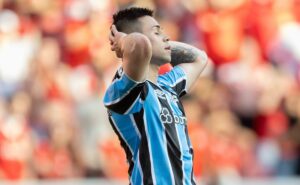 substituição de aravena no grenal 433 irrita torcida do grêmio contra renato gaúcho: “tá perdido”