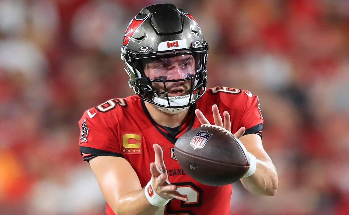 nfl multa baker mayfield, dos buccaneers, por jogada dura contra um jogador dos ravens de lamar jackson