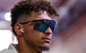 patrick mahomes quebra o silêncio sobre agressão de jogador dos 49ers: "sem intenção"