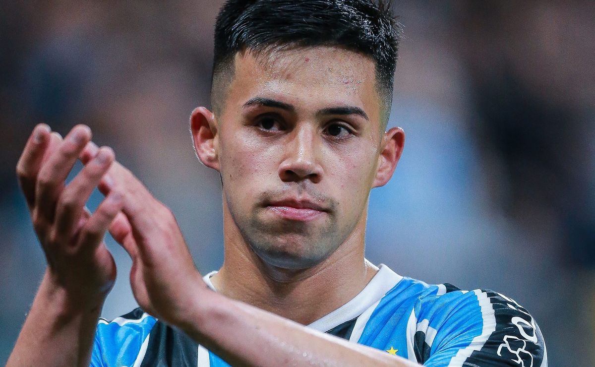 escalação do grêmio: aravena ganha espaço e renato gaúcho define time contra atlético mg