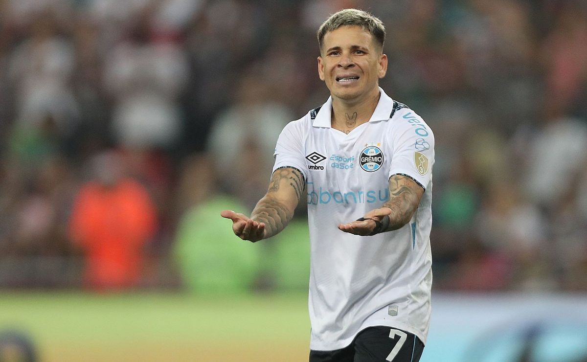 grêmio finaliza preparação para enfrentar o fortaleza e torcida pede: "soltedo no banco"