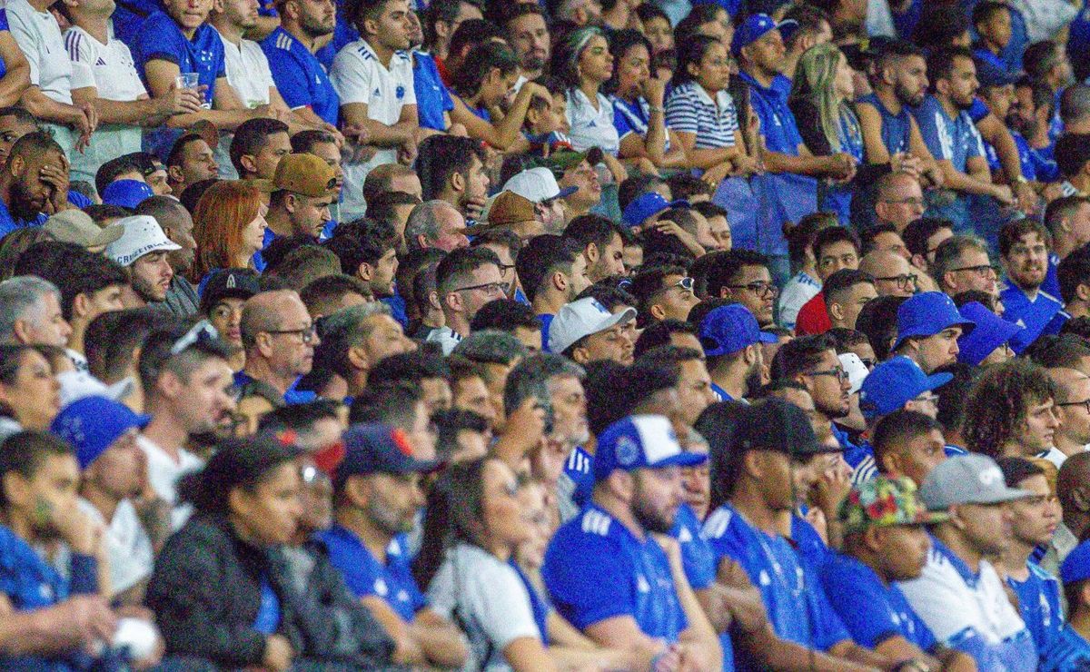 torcida do cruzeiro vira 'protagonista' em empate contra o lanús com sinalizadores e revolta: "parabéns aos envolvidos"