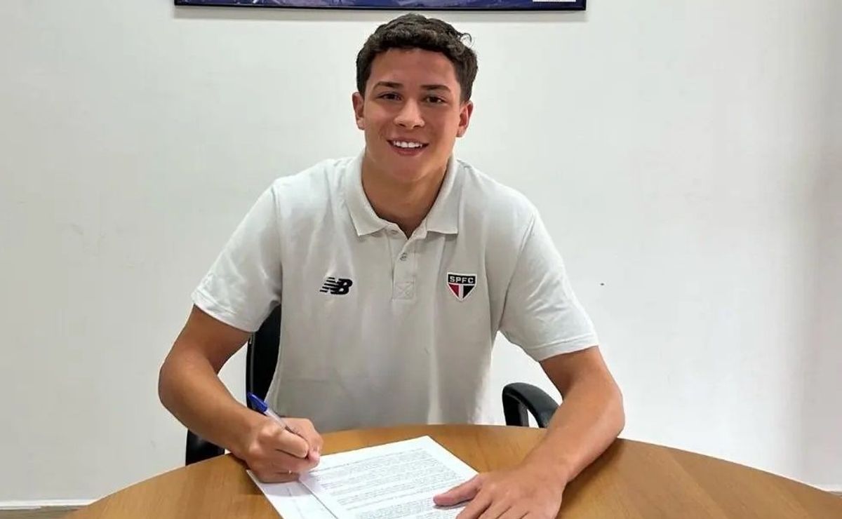são paulo foca no futuro e renova contrato com promissor zagueiro ryan carlos