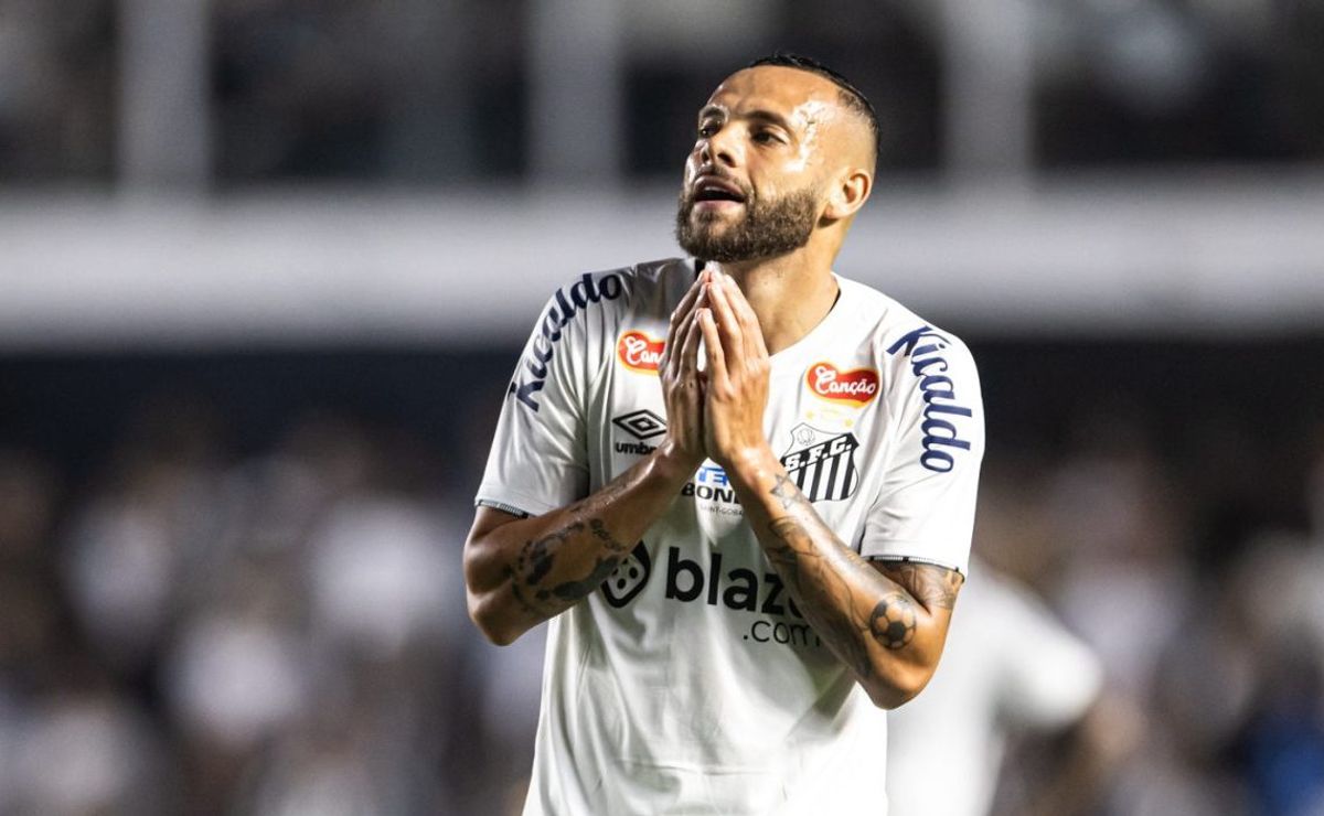 guilherme comemora fim do jejum de gols, mas lamenta derrota do santos na série b