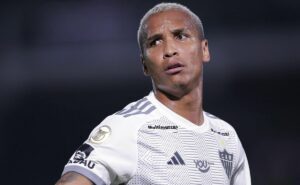 deyverson pode pegar quatro meses de suspensão e desfalcar o atlético mg na libertadores