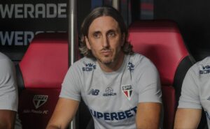 pressionado no são paulo, zubeldía revela decisão sobre sua permanência no clube