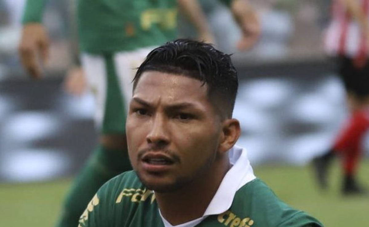 torcida do palmeiras pede saídas de rony e meio campista: "não podem ficar..."