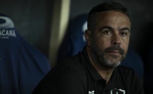 artur jorge não queria botafogo x criciúma no maracanã e revela preferência pelo nilton santos