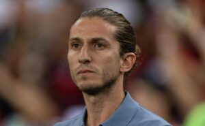 torcida do corinthians realiza foguetório contra o flamengo de filipe luís e tema repercute: “desnecessário”