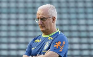 gabriel martinelli sofre edema e vira dúvida para dorival jr. na seleção brasileira