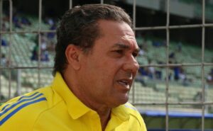 luxemburgo foi o único treinador que conseguiu ficar uma temporada inteira no flamengo no século