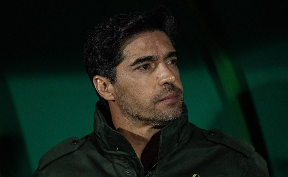 abel ferreira viaja para portugal e torcida do palmeiras critica: “fazendo hora extra”