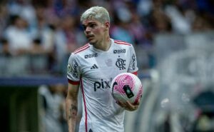 filipe luís volta atrás e decide dar mais uma chance para ayrton lucas no flamengo