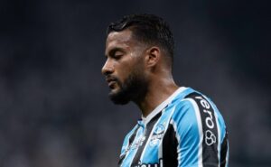 fracasso no gre nal 443 define saída de reinaldo e du queiroz em 'barca' de 6 no grêmio