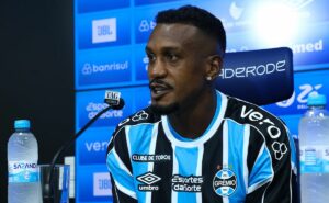 reviravolta sobre futuro de edenilson é confirmada no grêmio e veterano será titular com renato