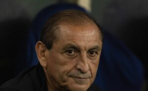 torcida do corinthians decreta demissão de ramón díaz e pede volta de tite