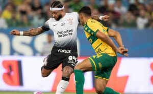 com gol de memphis depay, corinthians vence cuiabá e sai do z 4 do brasileirão