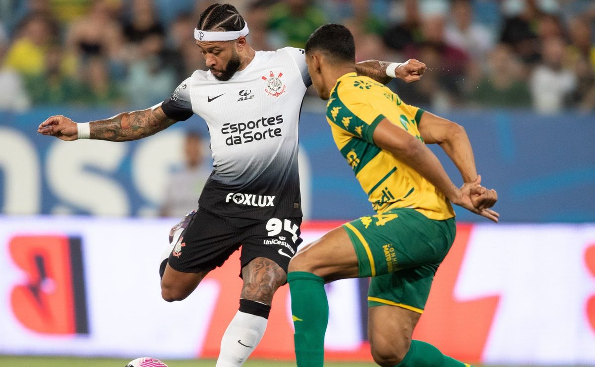 com gol de memphis depay, corinthians vence cuiabá e sai do z 4 do brasileirão