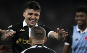 victor luis não preocupa e vasco deve relacionar o lateral contra o atlético mg