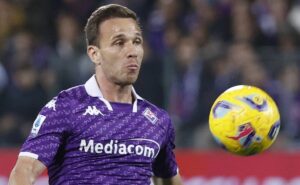 arthur recebe sondagens de três clubes e não deve fechar com o palmeiras