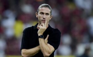 filipe luís assina novo contrato com o flamengo e tem aumento salarial