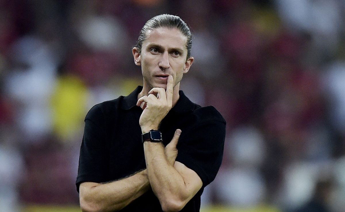 filipe luís assina novo contrato com o flamengo e tem aumento salarial