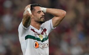 renato augusto, ex corinthians, pode deixar fluminense para jogar no santos no fim da temporada