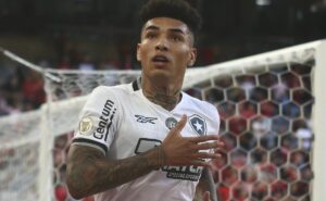igor jesus provoca concorrência na premier league e botafogo aceita negócio de r$ 245 milhões