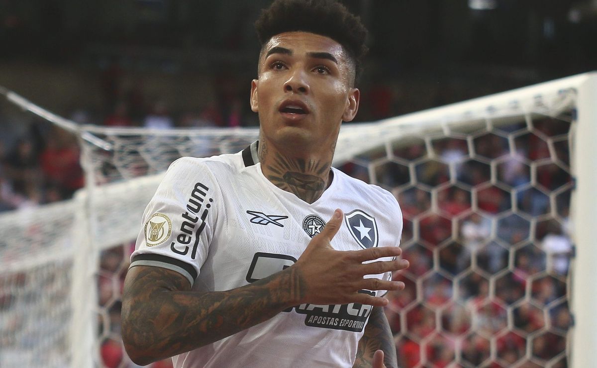 igor jesus provoca concorrência na premier league e botafogo aceita negócio de r$ 245 milhões