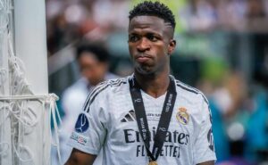 vini jr fora de top 10 da bola de ouro tem explicação de jornalista de el salvador: “servia de nada”