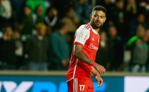 torcida do internacional cobra a compra de bruno tabata e quer o meia em destaque