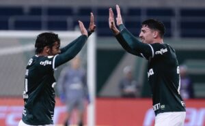 piquerez reencontra scarpa e situação rende memes na internet entre torcedores do palmeiras