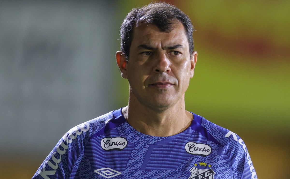 fábio carille é comunicado sobre medalhão 'cortado' após dores e exames feitos no santos