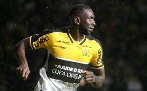 cruzeiro nega interesse em yannick bolasie, atacante de destaque no brasileirão série a