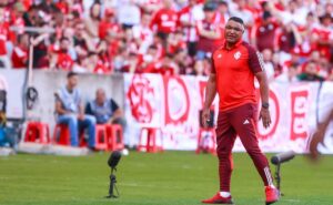 roger machado ganha reforço de trio após gre nal e muda o time para enfrentar o atlético mg