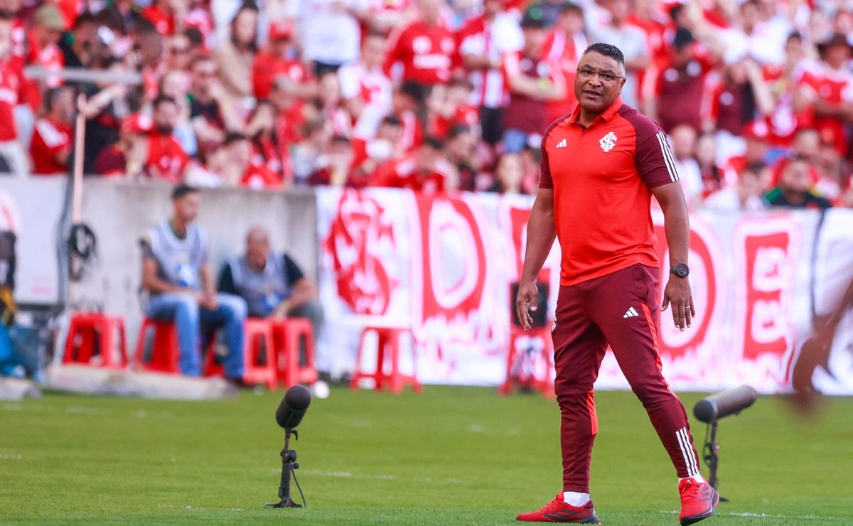 roger machado ganha reforço de trio após gre nal e muda o time para enfrentar o atlético mg
