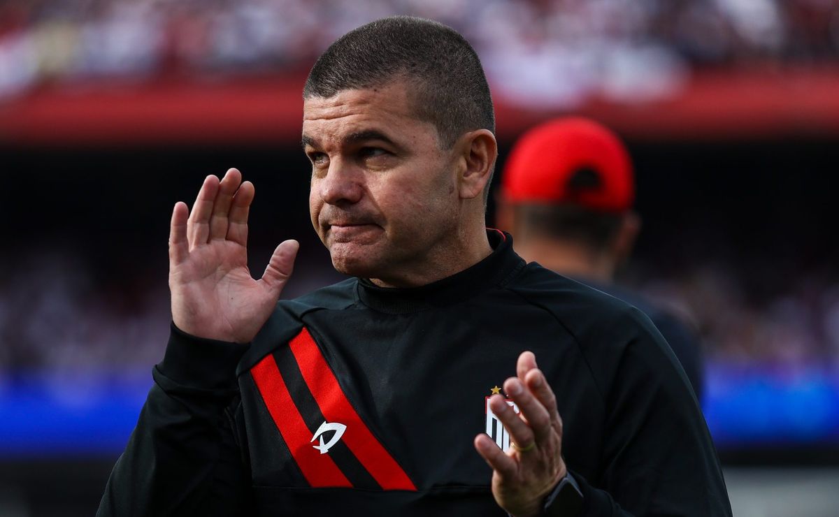 umberto louzer expõe planejamento antes de grêmio x atlético go pelo brasileirão: “pode mudar a partida’’