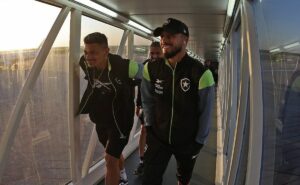 peñarol x botafogo: chegada ao uruguai conta com bom humor e ânimo para a libertadores