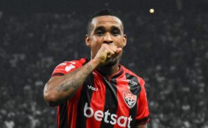 alerrandro, do vitória, revela o que mudou dos tempos de atlético mg: “maturidade”