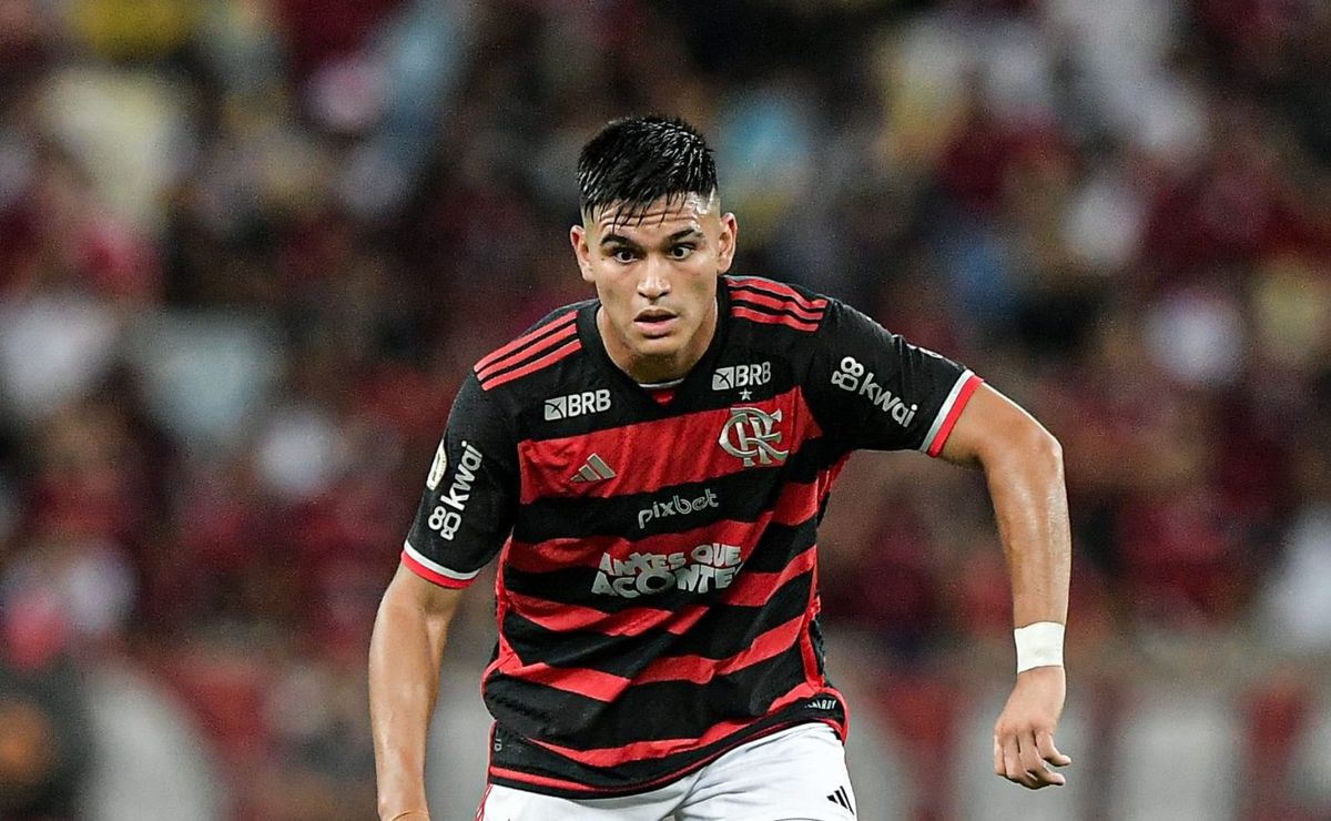 carlos alcaraz se destaca e pede passagem no flamengo titular de filipe luís