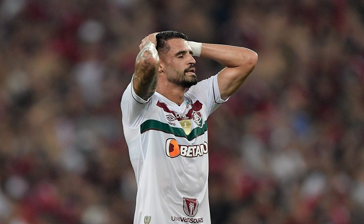 renato augusto é descartado no fluminense e vira última opção com mano menezes