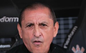 torcida do corinthians culpa ramón díaz após eliminação contra o flamengo: "demitido hoje"