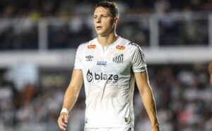 santos decide não renovar com o atacante, julio furch e busca novo camisa 9 para 2025