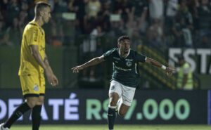 santos joga mal e perde por 3x1 para goiás em partida que valia a liderança da série b